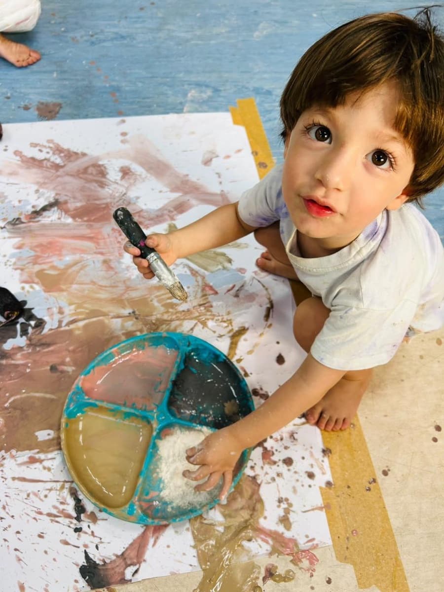 Menino com pincel e paleta de tintas